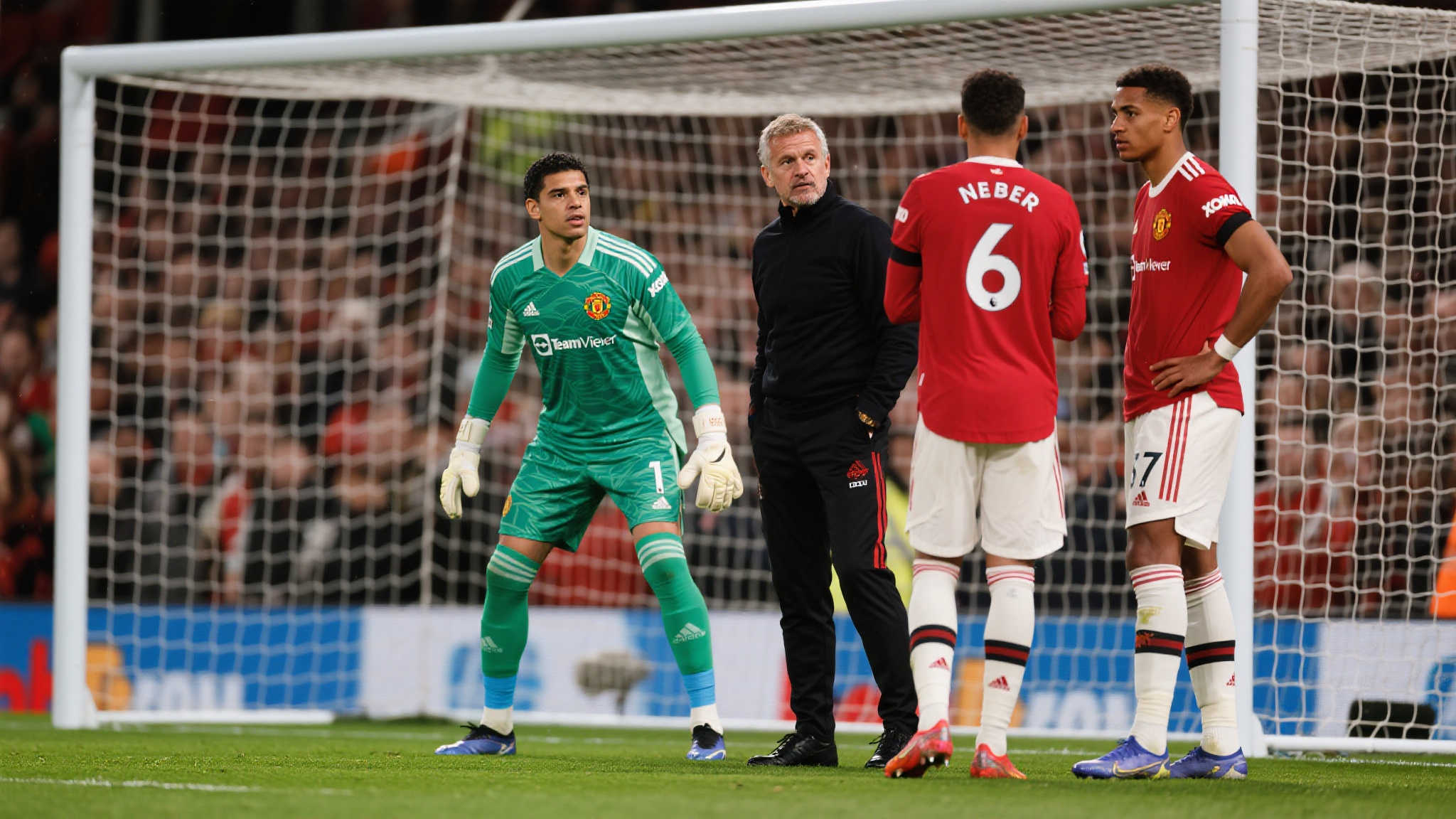 奥纳纳决心留守曼联，誓言向主帅阿莫林展现实力